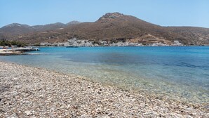 A coastal town with clear waters, pebbly beach, and mountains in the background. - Apartment 'Nicolas House 4' with Sea View, Wi-Fi and Air Conditioning (Rakhídhion)