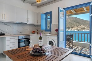 Kühlschrank, Ofen, Herdplatte, Wasserkocher mit Kaffee-/Teezubehör