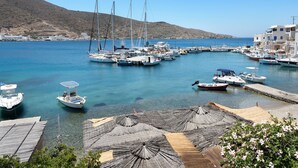 A marina with boats docked, clear water, and buildings in the background. - Apartment 'Nicolas House 4' with Sea View, Wi-Fi and Air Conditioning (Rakhídhion)