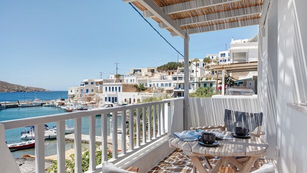 A balcony with a table and chairs, overlooking a marina and coastal buildings. - Apartment 'Nicolas House 4' with Sea View, Wi-Fi and Air Conditioning (Rakhídhion)