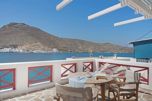 Outdoor dining - Apartment 'Nicolas House 1' with Sea View, Wi-Fi and Air Conditioning (Rakhídhion)