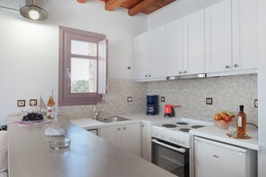 Frigorifero, forno, piano cottura, macchina per tè/caffè