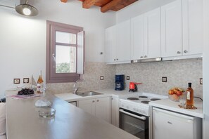 Réfrigérateur, four, plaque de cuisson, cafetière/bouilloire