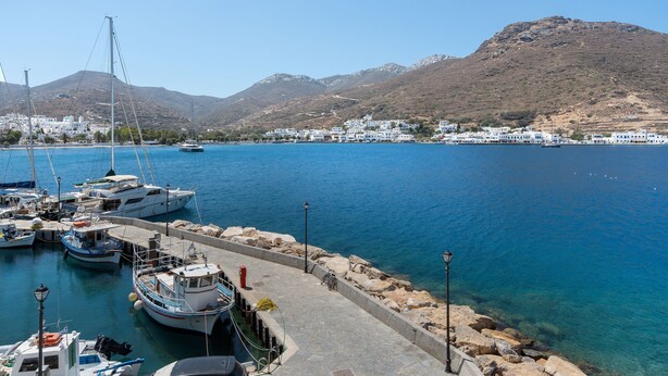 A marina with boats docked, a rocky shoreline, and a backdrop of white buildings and hills. - Apartment 'Nicolas House 1' with Sea View, Wi-Fi and Air Conditioning (Rakhídhion)