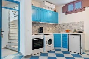 Fridge, oven, stovetop, coffee/tea maker