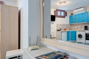 Fridge, oven, stovetop, coffee/tea maker