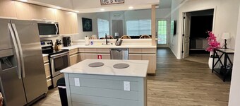 Fresh new look☀️Hot tub☀️5 mins from both lakes☀️BOAT parking-screened in porch
