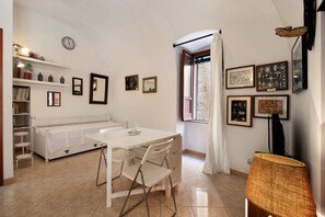 Interior - Apartment 'Home Sweet Home' with Balcony, Wi-Fi and Air Conditioning (Giovinazzo)