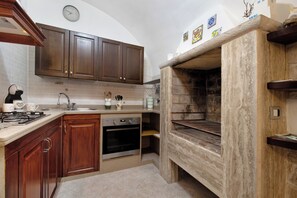 Fridge, microwave, oven, stovetop - Apartment 'Home Sweet Home' with Balcony, Wi-Fi and Air Conditioning (Giovinazzo)
