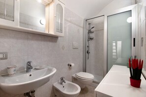 Douche, sèche-cheveux, serviettes fournies