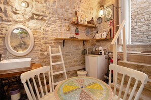 Interior - Studio 'La Cantina' with Wi-Fi and Air Conditioning (Giovinazzo)