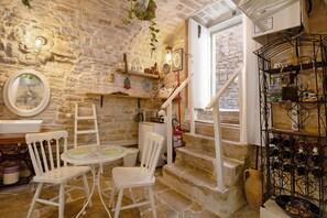 Interior - Studio 'La Cantina' with Wi-Fi and Air Conditioning (Giovinazzo)