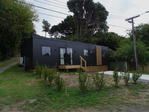 Beach Village retreat 5Min Walk to Beach & 2-Min to Village w/Cafes & Live Music