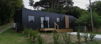 Beach Village retreat 5Min Walk to Beach & 2-Min to Village w/Cafes & Live Music