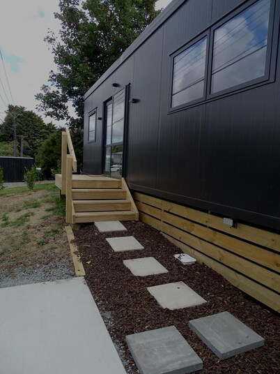 Beach Village retreat 5Min Walk to Beach & 2-Min to Village w/Cafes & Live Music