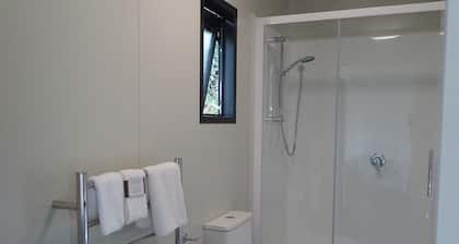 Beach Village retreat 5Min Walk to Beach & 2-Min to Village w/Cafes & Live Music