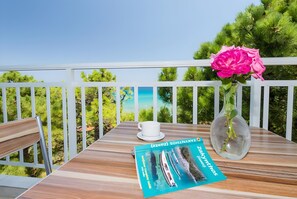 Outdoor dining - Apartment 'Two-Bedroom  1' with Private Terrace, Wi-Fi and Air Conditioning (Alikanas)
