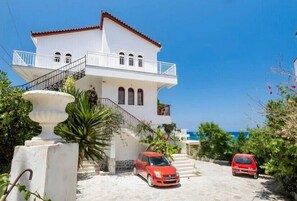 Exterior - Studio Apartment '1' with Private Terrace, Wi-Fi and Air Conditioning (Alikanas)