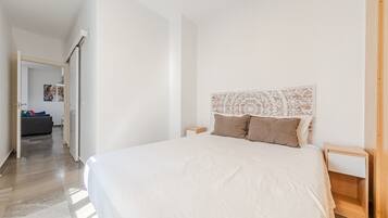 1 dormitori, planxa i posts de planxar i roba de llit