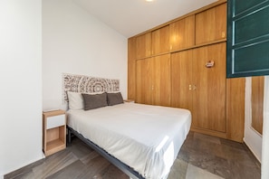 1 chambre, fer et planche à repasser, draps fournis