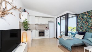 Un apartamento moderno con cocina, sala de estar y balcón con vistas.