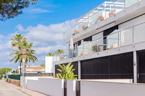 Exterior - Apartment 'Sa Perdiu 14' near the beach with shared pool, a/c, private terrace and Wi-Fi (Ciutadella de Menorca)