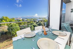 Outdoor dining - Apartment 'Sa Perdiu 14' near the beach with shared pool, a/c, private terrace and Wi-Fi (Ciutadella de Menorca)