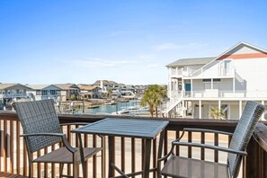 Outdoor dining - Lazy Lea 3 by Brunswick Vacation Rentals (Ocean Isle Beach)