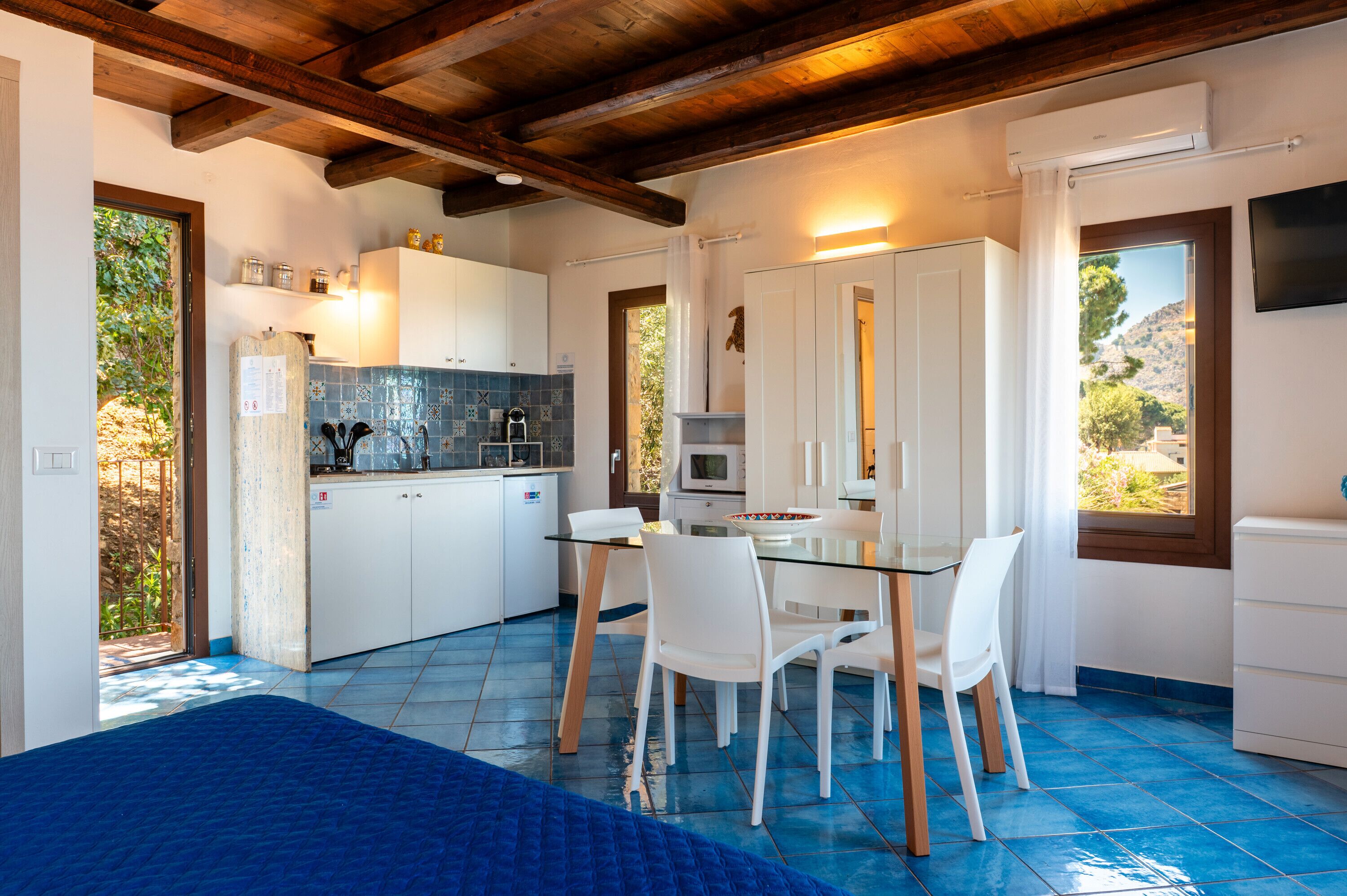 Refrigerador, microondas, parrilla de estufa y cafetera y tetera 