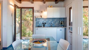 KĂŒhlschrank, Mikrowelle, Herdplatte, Wasserkocher mit Kaffee-/Teezubehör