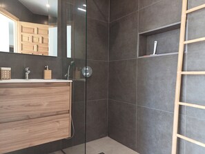 Shower, hair dryer, towels - Villa 'Casa Mar Y' with Sea View, Wi-Fi and Air Conditioning (Moraira)