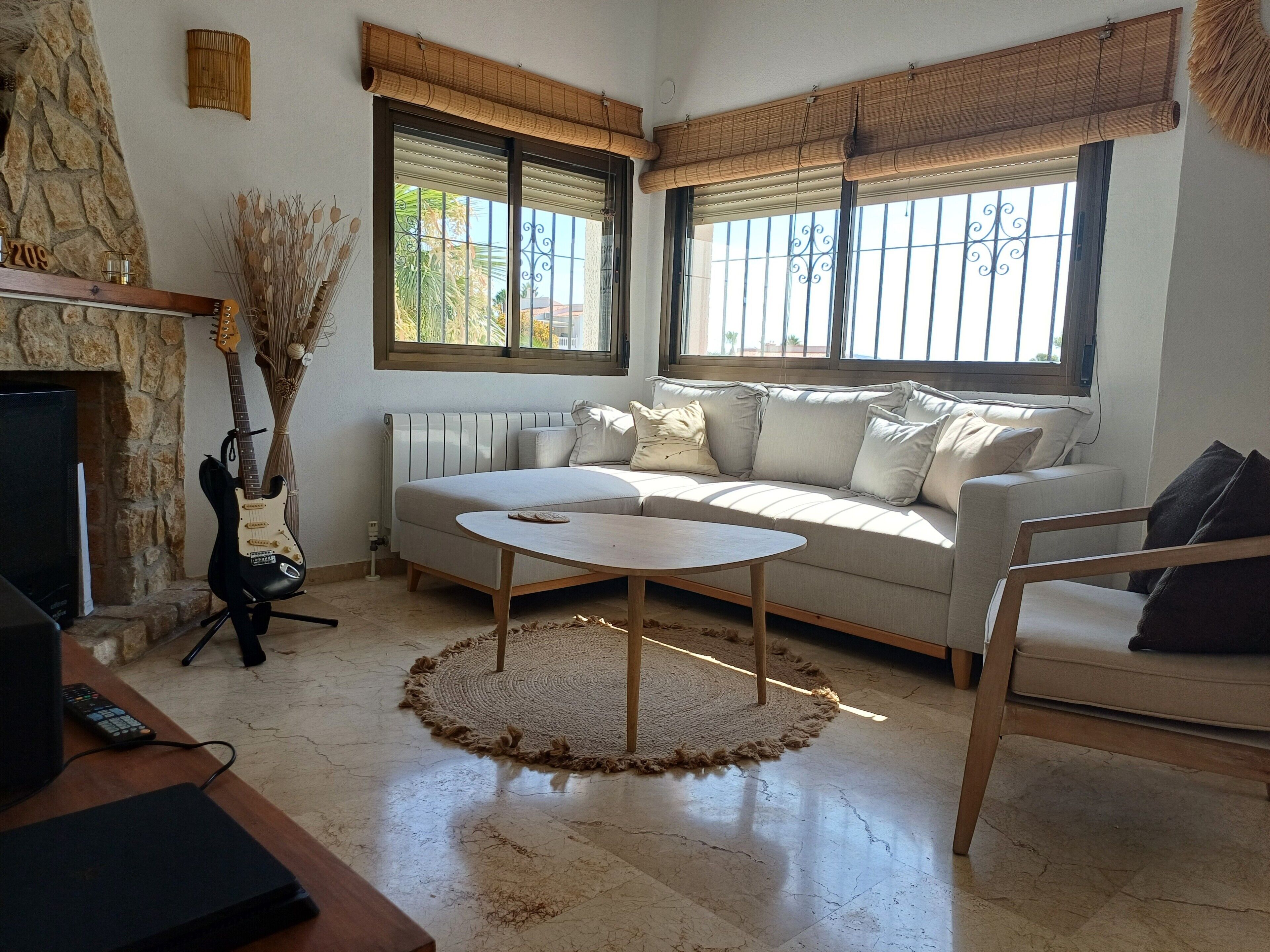 Televisión y chimenea 