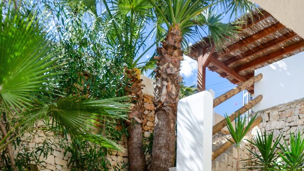 A stone staircase leading up to a white pillar, surrounded by greenery and a stone wall. - Villa 'Casa Mar Y' with Sea View, Wi-Fi and Air Conditioning (Moraira)