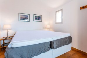 2 makuuhuonetta, silitysrauta/-lauta