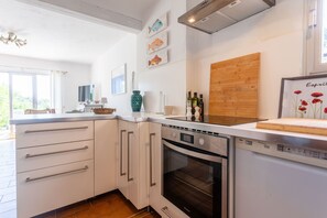 Fridge, oven, stovetop, dishwasher