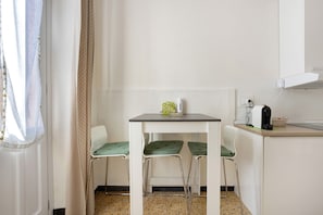 Dining - Apartment 'Verde' with Sea View, Wi-Fi and Air Conditioning (Riomaggiore)