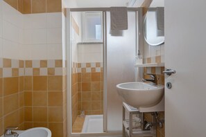 Shower, hair dryer, towels - Apartment 'Rossa' with Sea View, Wi-Fi and Air Conditioning (Riomaggiore)