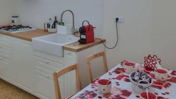 Kjøleskap, kokeplater, kaffetrakter/tekoker og kjøkkenutstyr