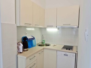 Fridge, stovetop, dishwasher, toaster