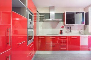 Een koelkast, een magnetron, een oven, een kookplaat