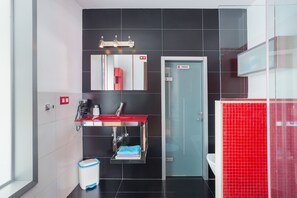 Shower, hair dryer, towels - Apartment 'Denia Sur' with Mountain View, Wi-Fi and Air Conditioning (La Xara)