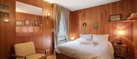 Iron/ironing board, free WiFi, bed sheets