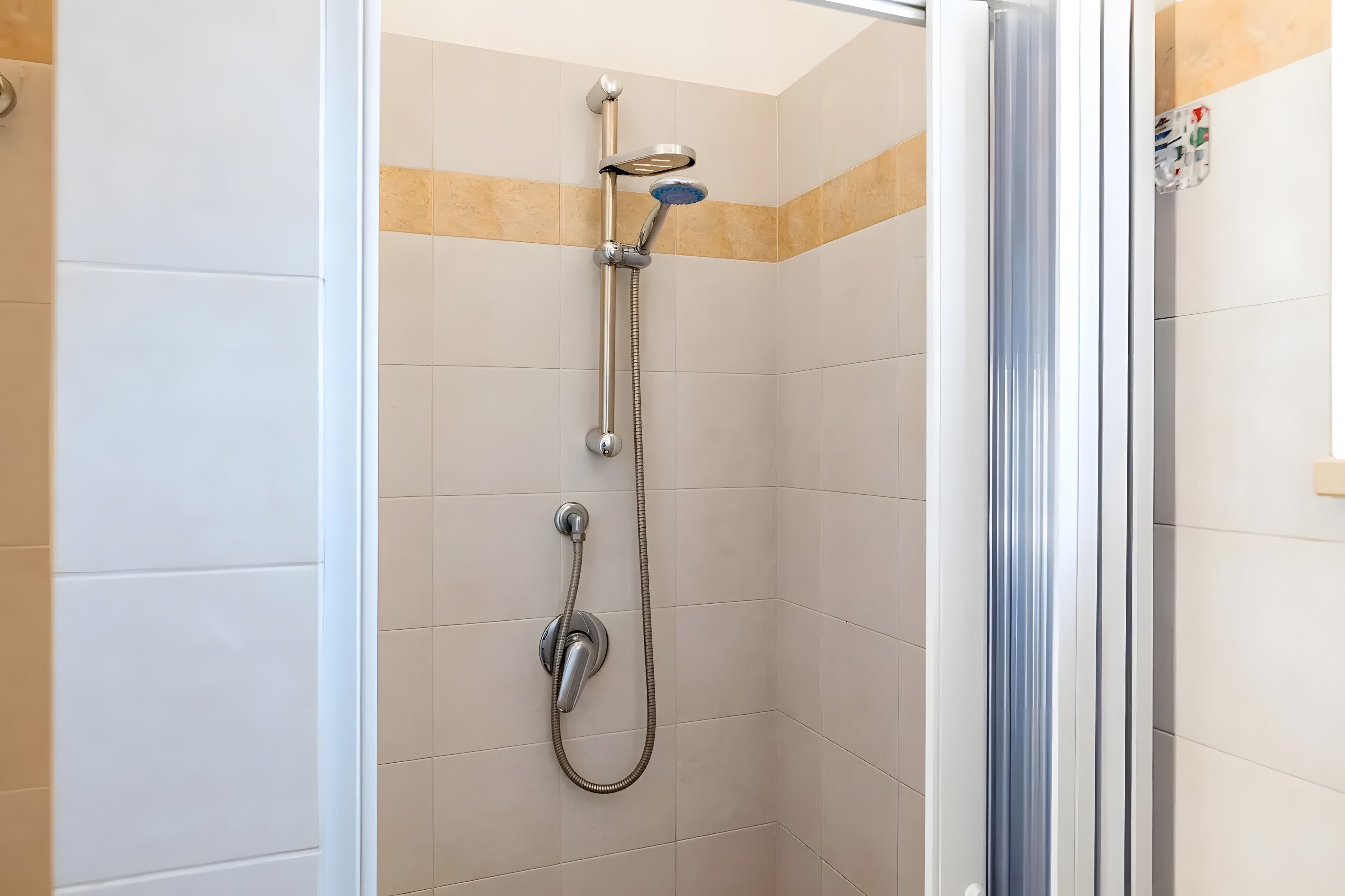 Een douche, een haardroger, handdoeken