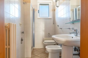 Shower, hair dryer, towels - Apartment 'Margherita' with Shared Pool, Wi-Fi and Air Conditioning (Ceglie Messapica)