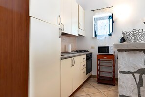 Refrigerador, horno, parrilla de estufa y tetera eléctrica 