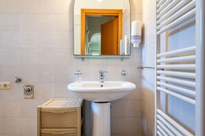 Shower, hair dryer, towels - Apartment 'Girasole' with Shared Pool, Wi-Fi and Air Conditioning (Ceglie Messapica)