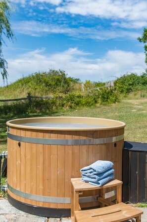 Outdoor spa tub - Masketts Barn - sleeps 13 in period barn (Nutley, Nr Uckfield)
