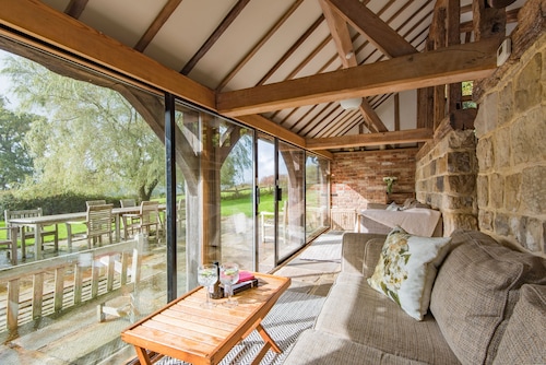 Masketts Barn - sleeps 13 in period barn