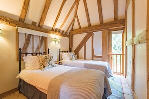 6 bedrooms, iron/ironing board, WiFi, bed sheets