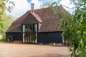 Exterior - Masketts Barn - sleeps 13 in period barn (Nutley, Nr Uckfield)